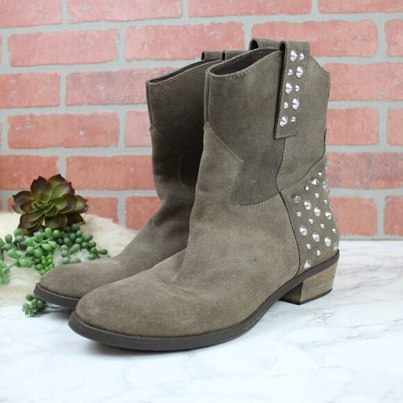 Bakers Taupe Brown Suede Leather Studded Pull on Boots Size 9 Women's - Picture 1 of 8
